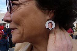 Photograph of Mayor Bloomberg's girlfriend Diana Taylor showing off her earrings by Azi Paybarah